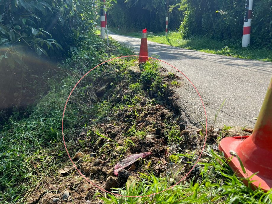 林明新路口道路崩塌半年未维修,休旅车闪路坑爆胎损失1300令吉。