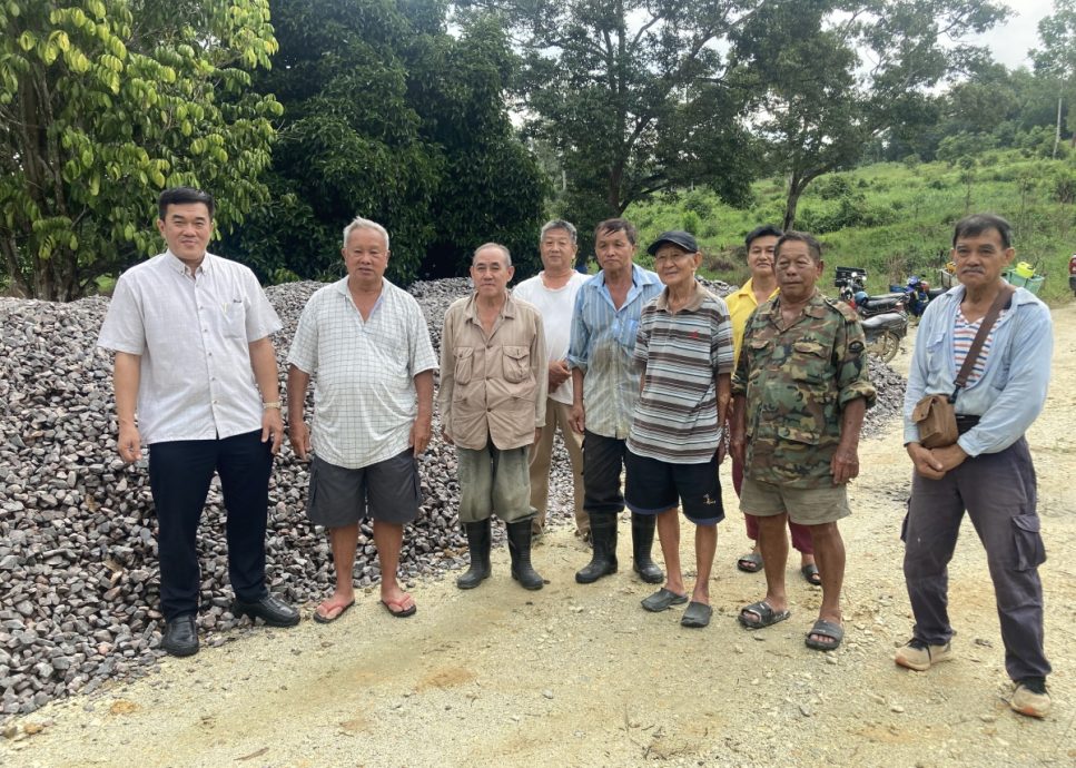 柔: 铁轨围篱阻出路口 吔咯园主自费辟新路