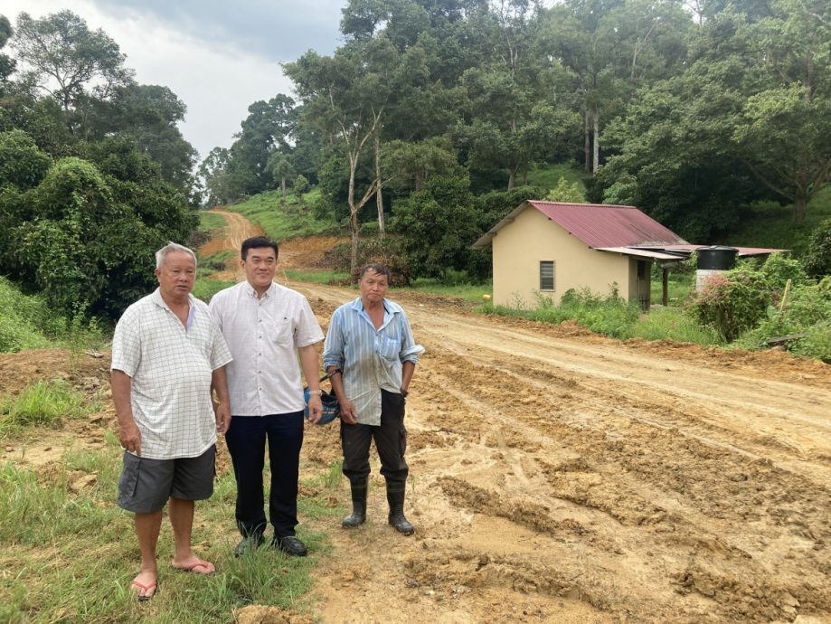 柔: 铁轨围篱阻出路口 吔咯园主自费辟新路