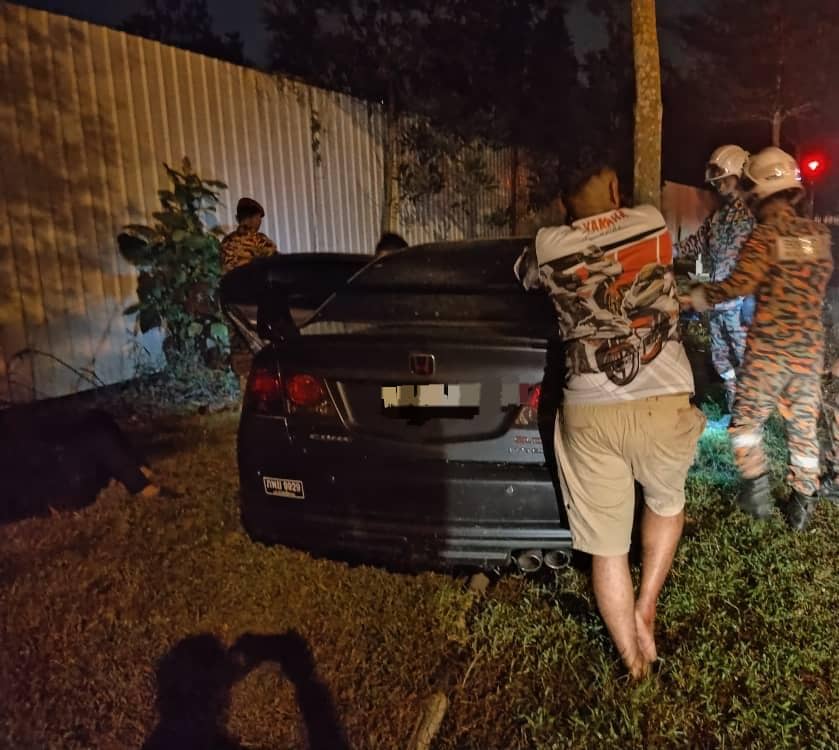 柔:4青年共车出游 轿车失控 酿1死3伤