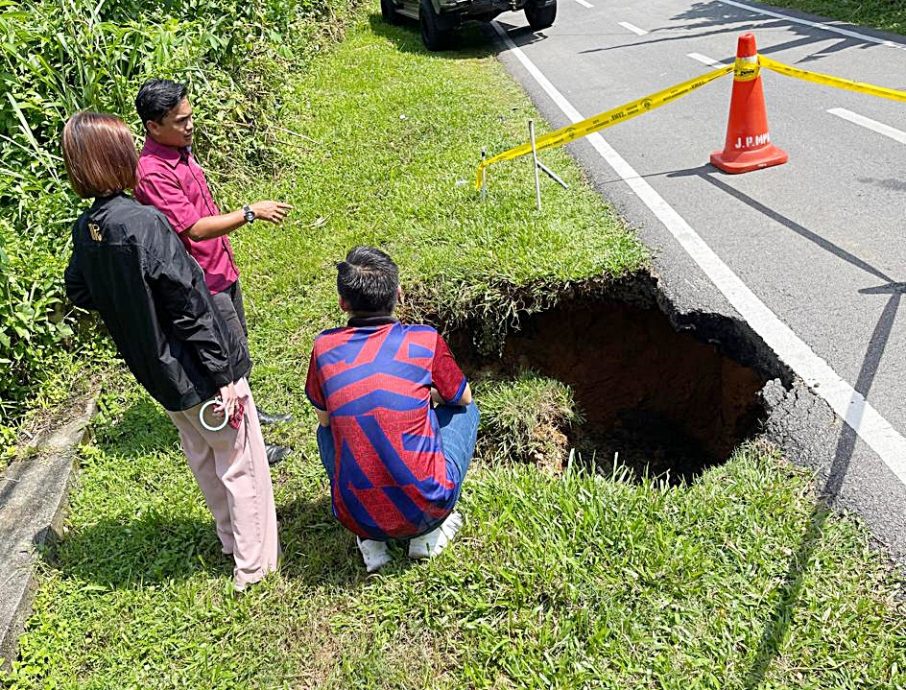 柔:古来新村榴梿三路 雨水冲刷现大洞