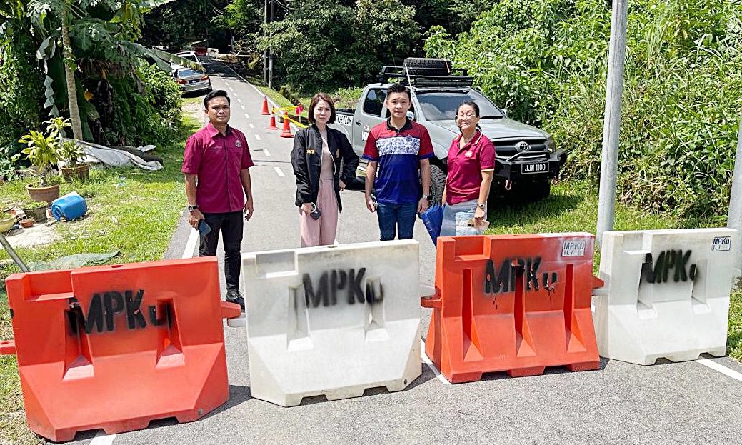 柔:古来新村榴梿三路 雨水冲刷现大洞