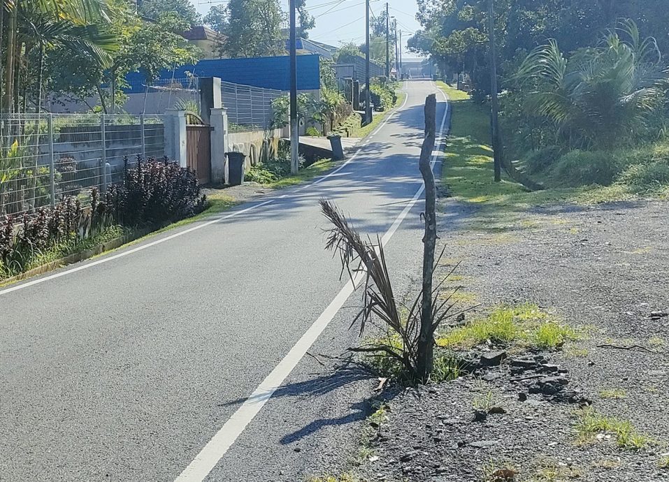 柔:古来新村榴梿三路 雨水冲刷现大洞