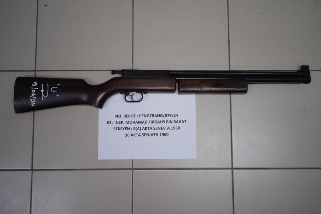 柔:哥打警方突击行动 捕2男缴获2气枪62发散弹