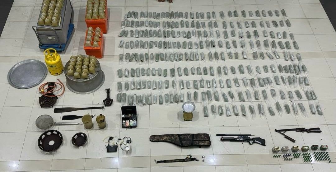 柔:哥打警方突击行动 捕2男缴获2气枪62发散弹