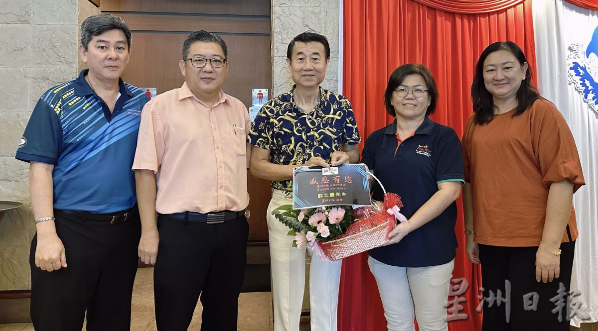 柔：头条：本报活动：先自费订阅100天 后获苏立丰赞助 27峇县华小参与学生阅报计划