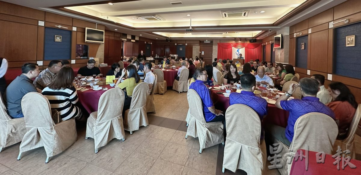 柔：头条：本报活动：先自费订阅100天 后获苏立丰赞助 27峇县华小参与学生阅报计划