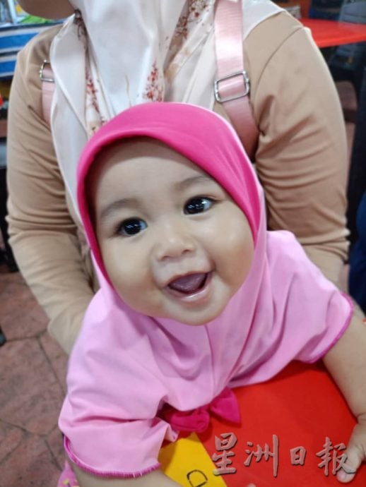 柔:患癌女孩 摘左眼化疗 月开销庞大 父母愁生活