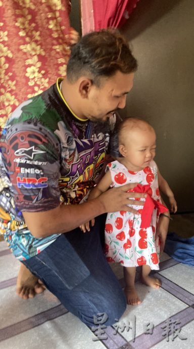 柔:患癌女孩 摘左眼化疗 月开销庞大 父母愁生活