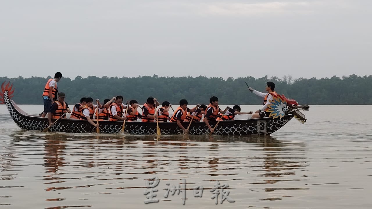 柔:新闻: 民众体验端午典故 聚麻河划龙舟抛粽
