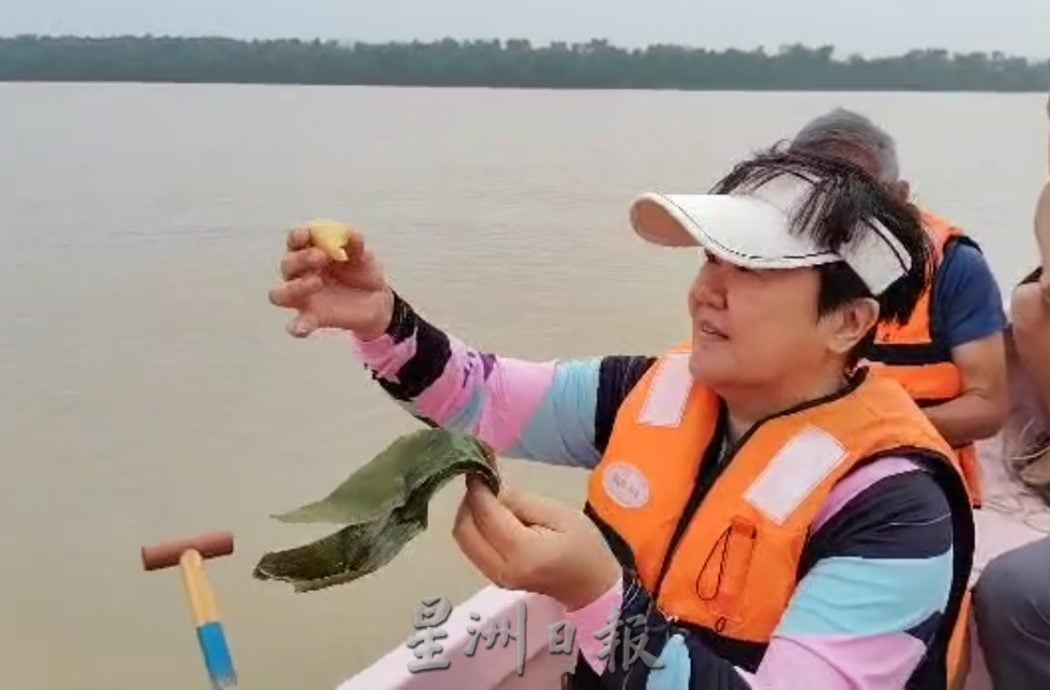 柔:新闻: 民众体验端午典故 聚麻河划龙舟抛粽