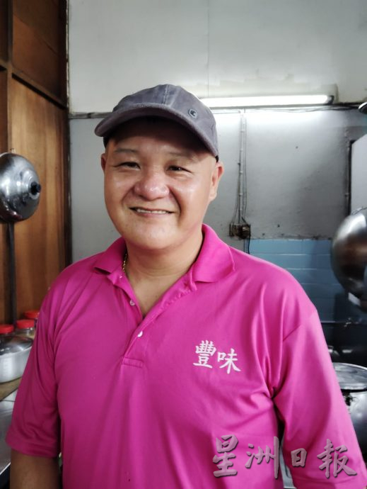 柔:新闻: 狂风侵袭利丰港 刮走2店屋顶 砸车