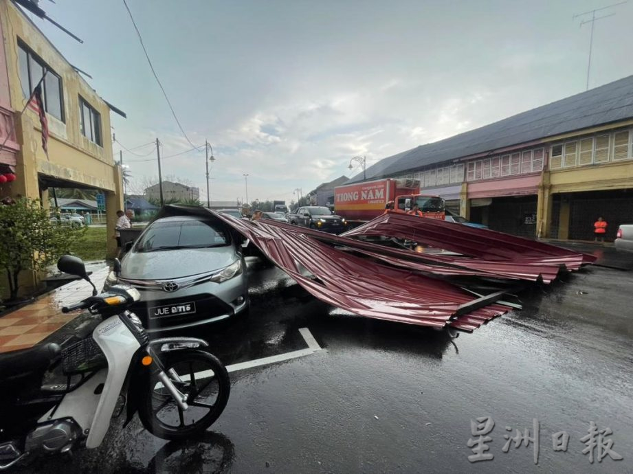 柔:新闻: 狂风侵袭利丰港 刮走2店屋顶 砸车