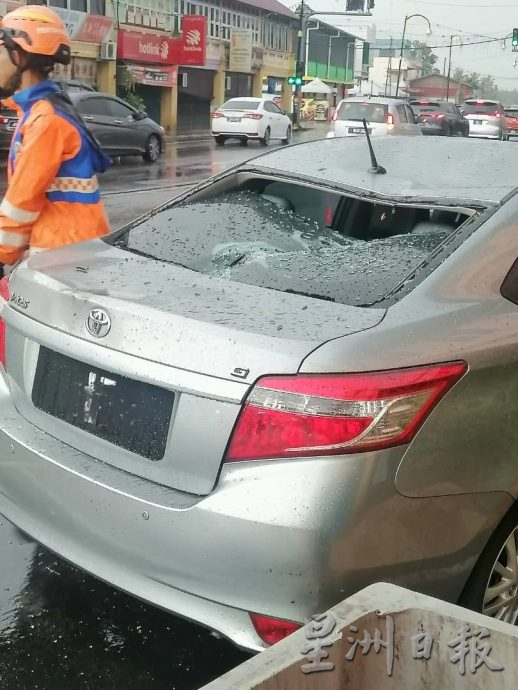 柔:新闻: 狂风侵袭利丰港 刮走2店屋顶 砸车