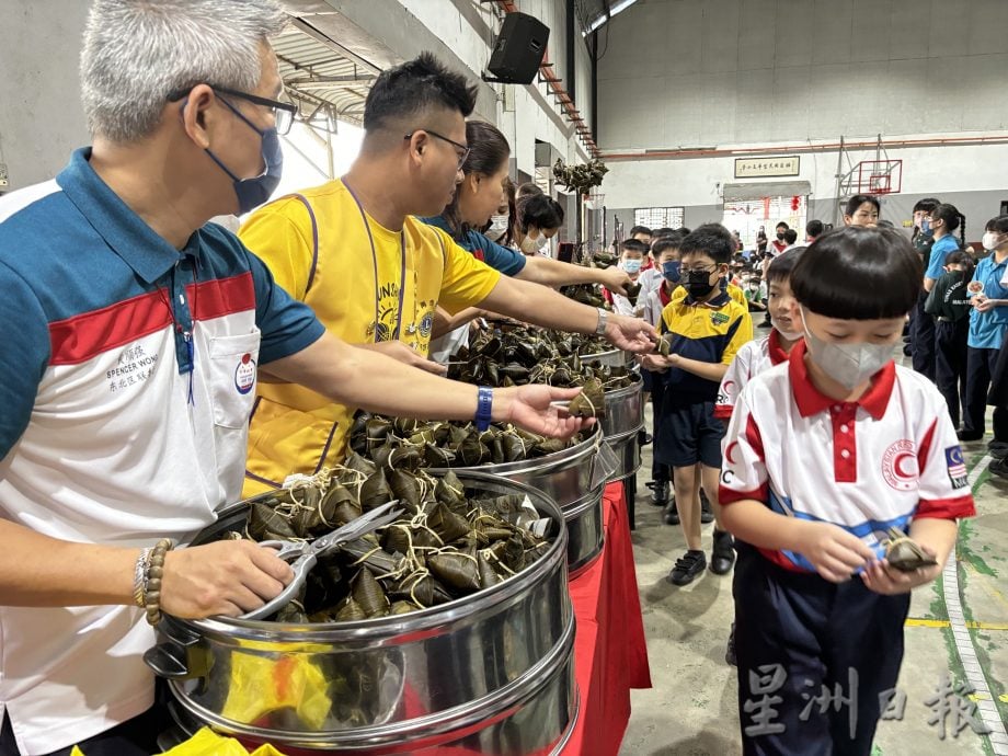 柔:新闻:新山中华公会粽香庆端午 让班兰学生体验裹粽
