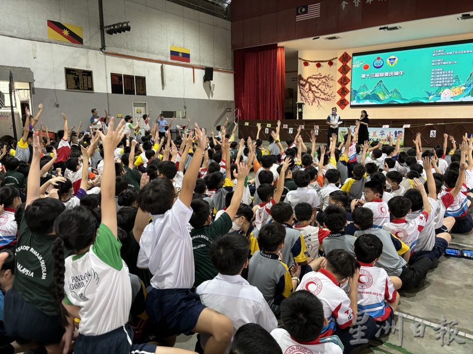 柔:新闻:新山中华公会粽香庆端午 让班兰学生体验裹粽