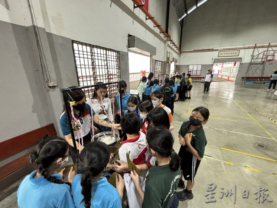 柔:新闻:新山中华公会粽香庆端午 让班兰学生体验裹粽