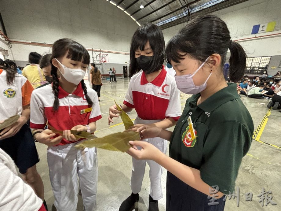 柔:新闻:新山中华公会粽香庆端午 让班兰学生体验裹粽