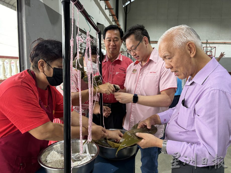 柔:新闻:新山中华公会粽香庆端午 让班兰学生体验裹粽