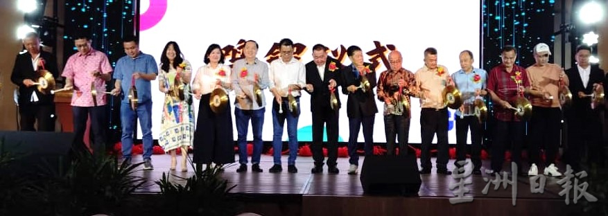 柔:新闻:施氏宗亲会一岁了,筵开逾80席欢庆,场面热闹