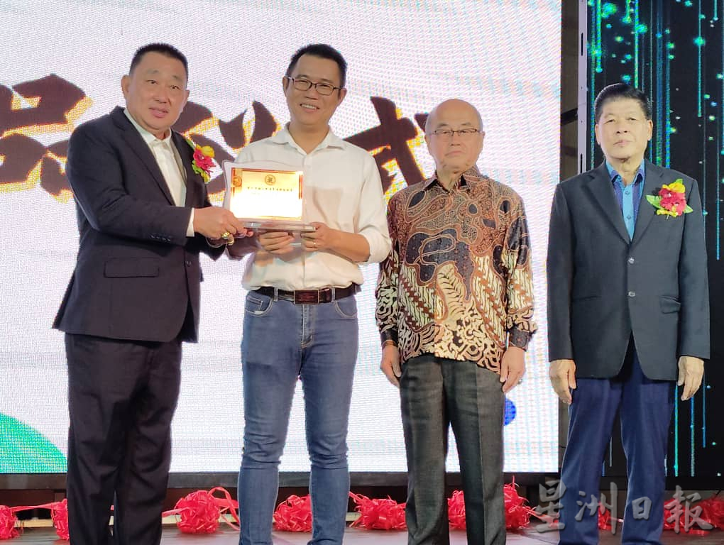 柔:新闻:施氏宗亲会一岁了,筵开逾80席欢庆,场面热闹