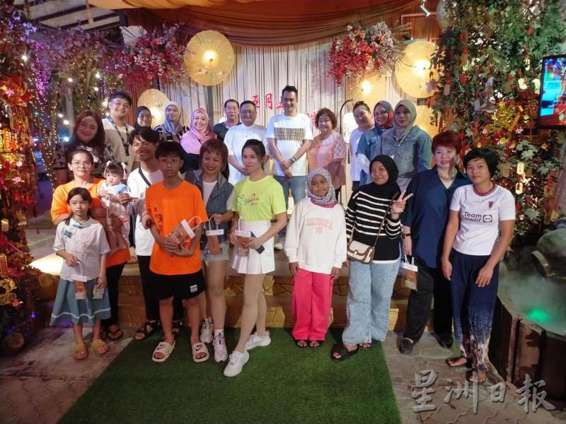 柔:版头之一:新闻:东甲茧云宫庆端午 让友族交流裹粽摆盘