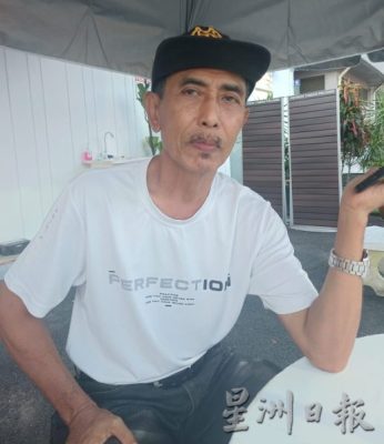 柔:车主甫下车 雨后树倒砸车 车镜碎裂