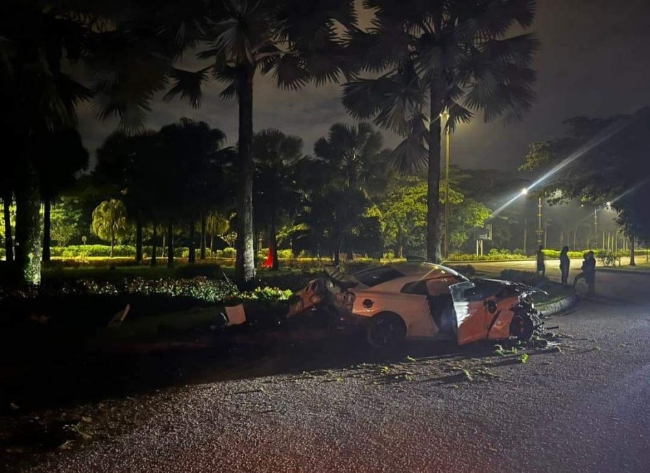 柔:GTR跑车凌晨失控撞向交通圈,酿1死1伤