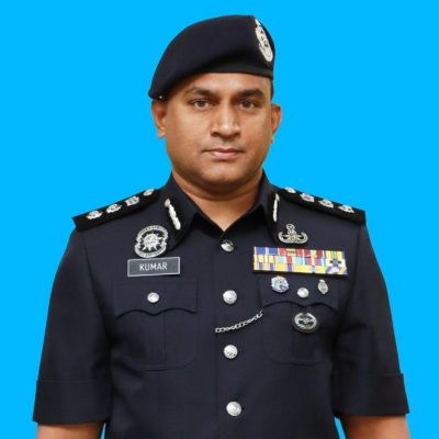 柔:GTR跑车凌晨失控撞向交通圈,酿1死1伤