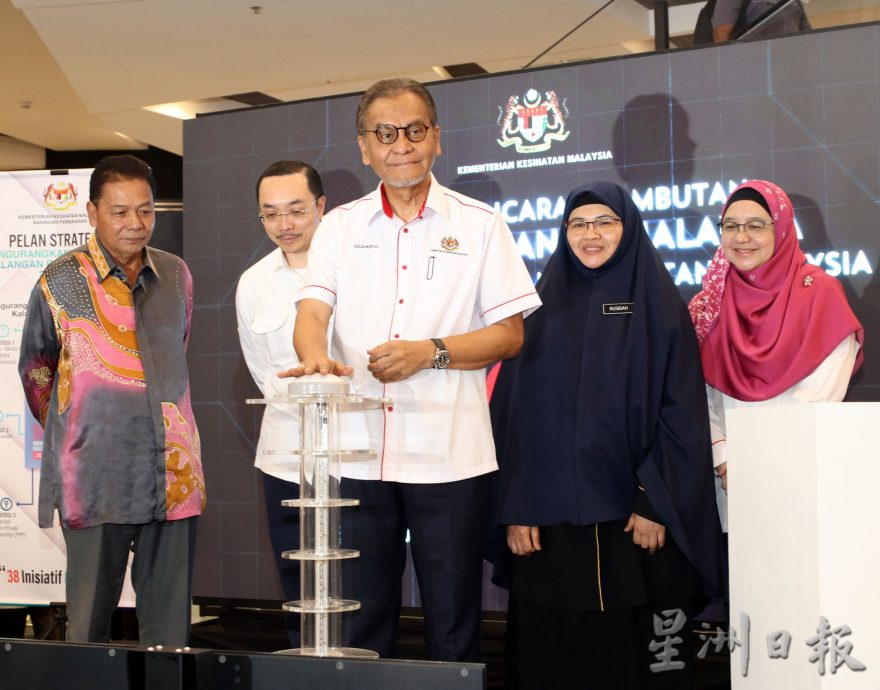 每2人有1人超重，卫长：国民需展开“反糖战争”