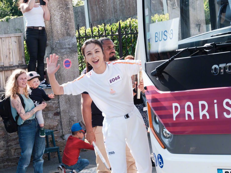 汤唯抵法传递奥运圣火 网赞:闪闪发光