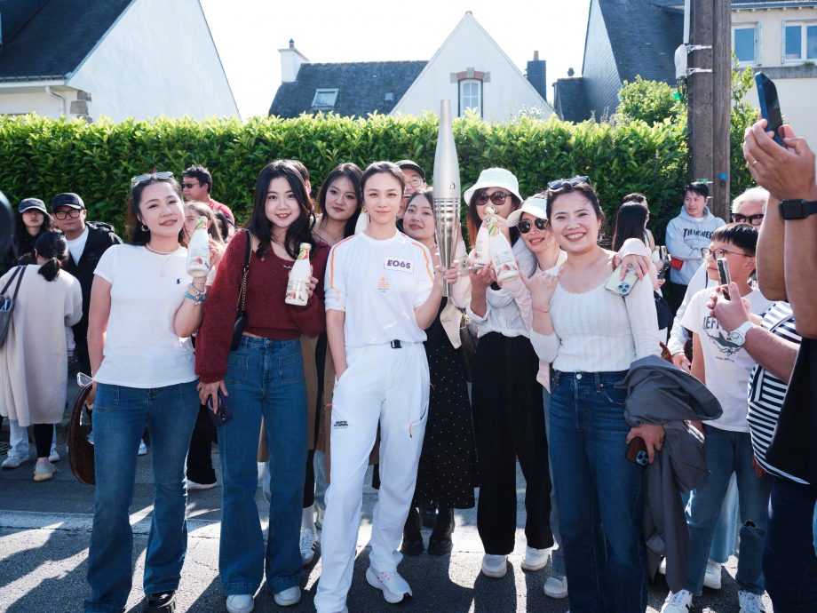 汤唯抵法传递奥运圣火 网赞:闪闪发光