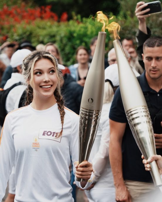 汤唯抵法传递奥运圣火 网赞:闪闪发光