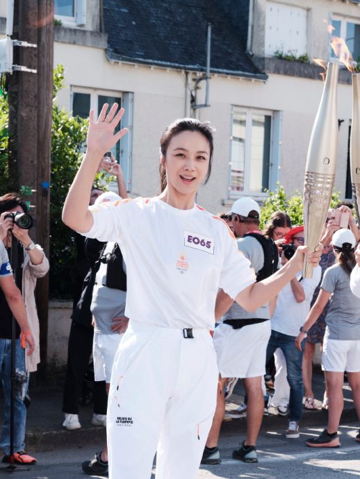 汤唯抵法传递奥运圣火 网赞:闪闪发光