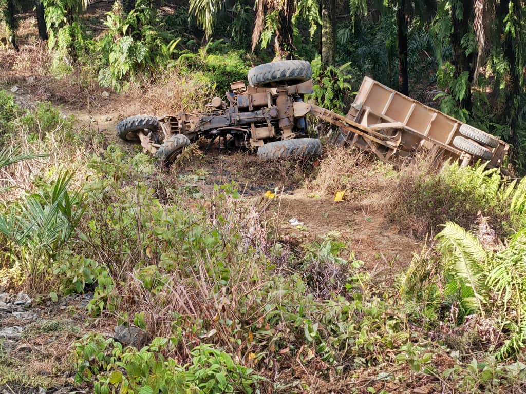 沙巴/载有7外籍工人拖拉机失控坠谷  酿3死4伤悲剧
