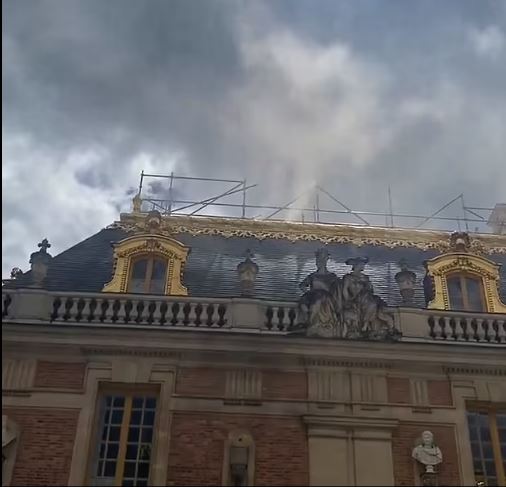 法国凡尔赛宫一度火警 数百游客疏散 幸无人伤无收藏品受损