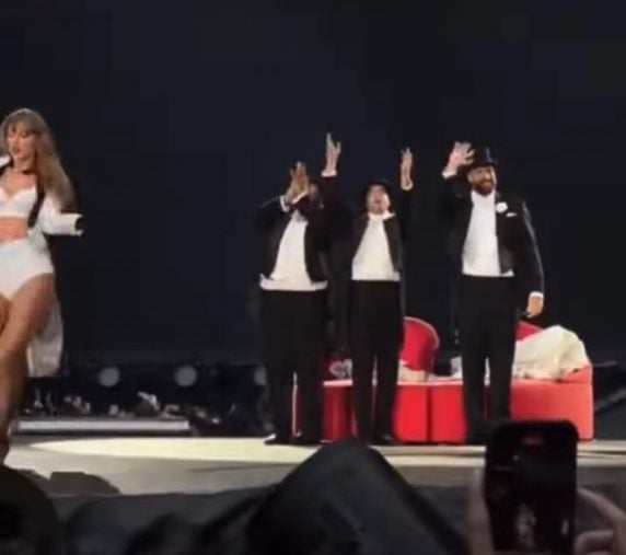 泰莱伦敦尾场撒最猛“狗粮” 男友登台玩公主抱