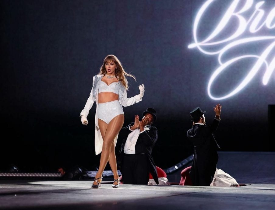 泰莱伦敦尾场撒最猛“狗粮” 男友登台玩公主抱