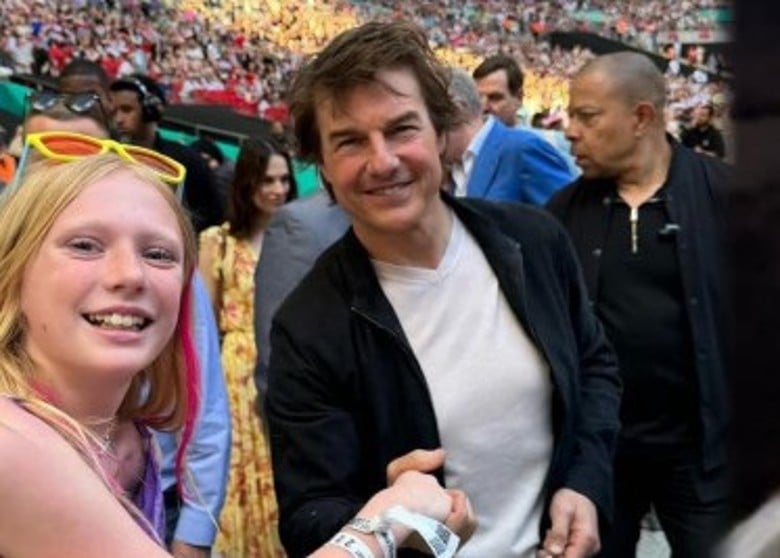 泰莱伦敦尾场撒最猛“狗粮” 男友登台玩公主抱