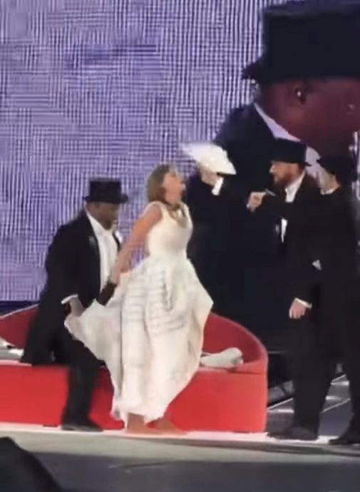 泰莱伦敦尾场撒最猛“狗粮” 男友登台玩公主抱