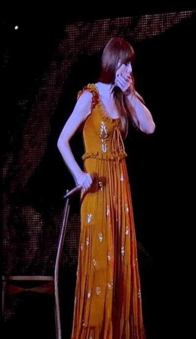 泰莱开唱又吞虫！咳完继续表演