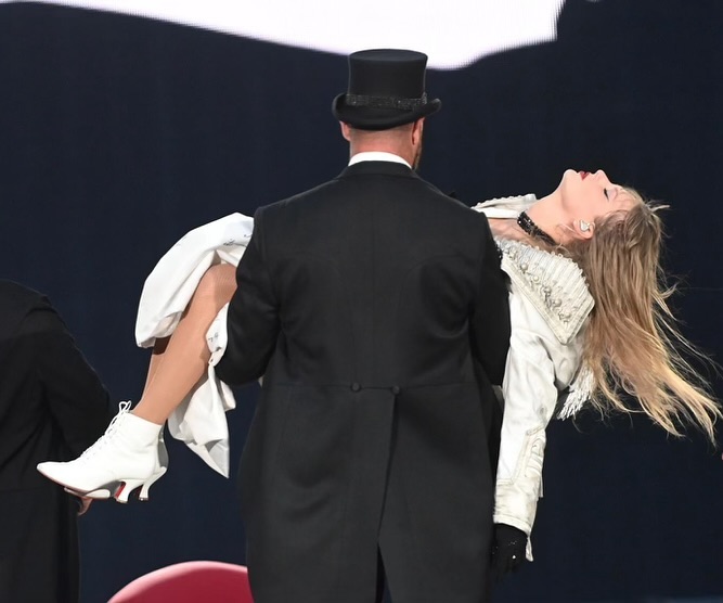 泰莱开唱又吞虫！咳完继续表演