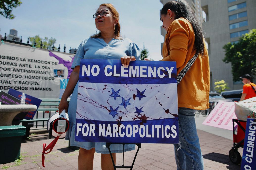 洪都拉斯前总统走私400吨可卡因 美法院判入狱45年