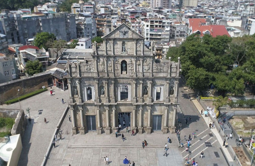 澳门地标大三巴牌坊疑被雷劈掉落石块