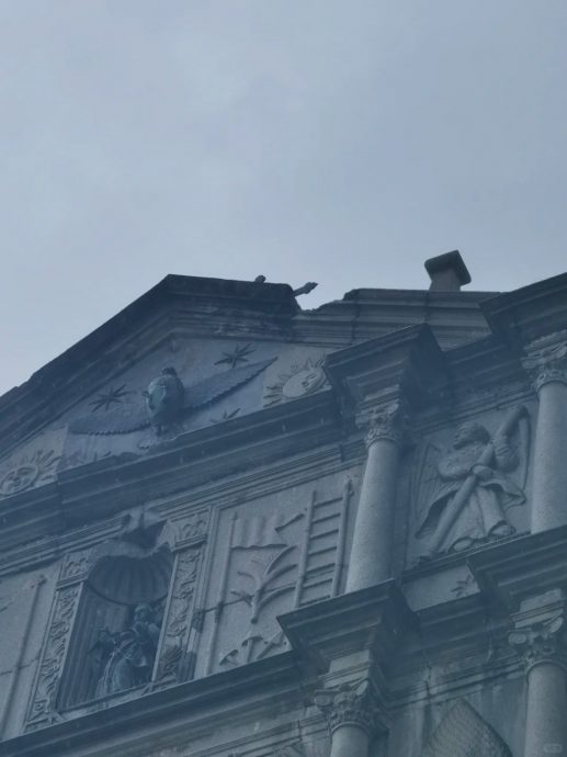 澳门地标大三巴牌坊疑被雷劈掉落石块