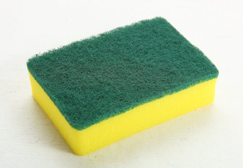 爱车刮花男子心疼 “老婆菜瓜布洗车似刷锅子” 