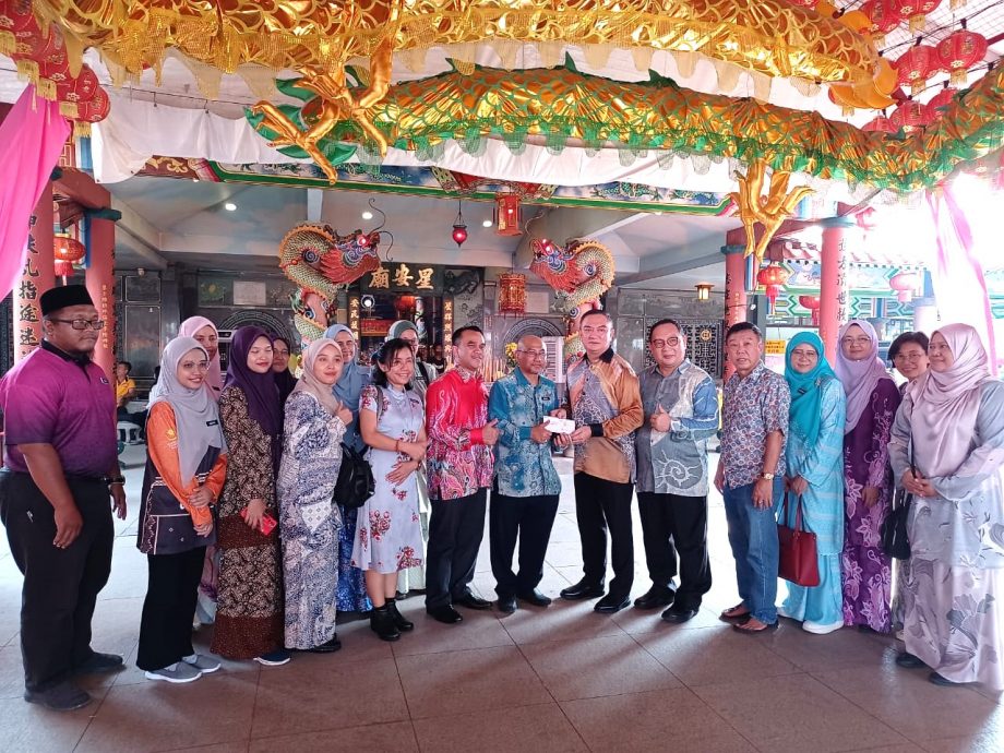 版头-大都会/翠岭镇国中访星安庙,获1万令吉捐献/4图