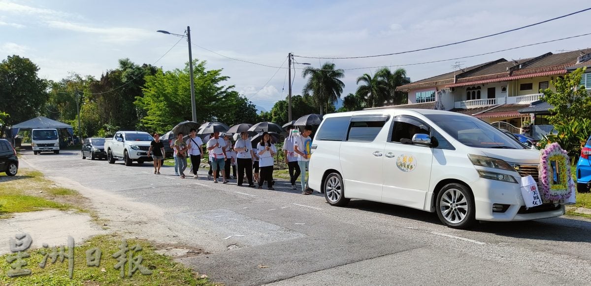 狮尾新村命案死者出殡 女儿送母最后一程