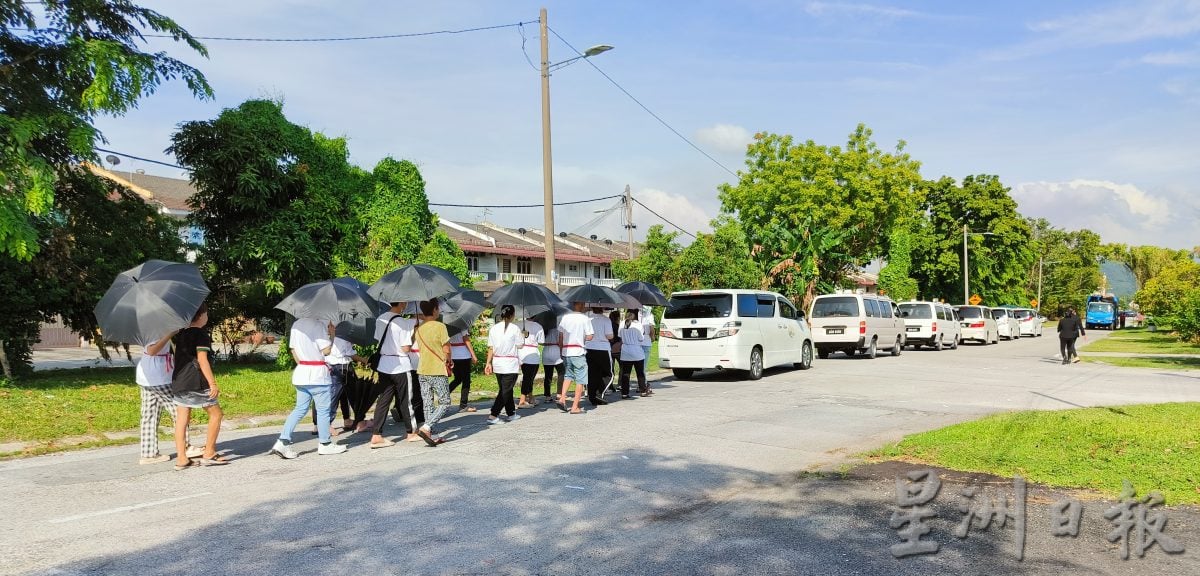 狮尾新村命案死者出殡 女儿送母最后一程