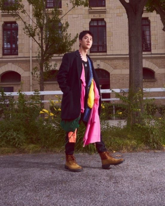 王一博亮相巴黎时装周 五彩大衣被嘲像鸡毛撢子